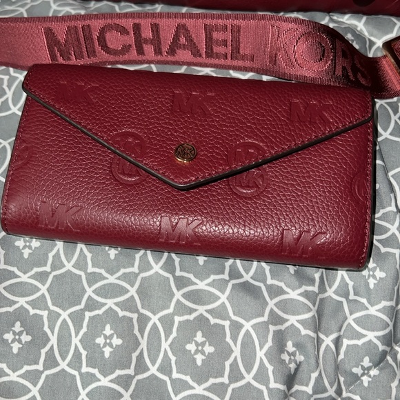 Michael Kors bag and matching wallet used perfect condition. Burgundy color - Picture 3 of 10